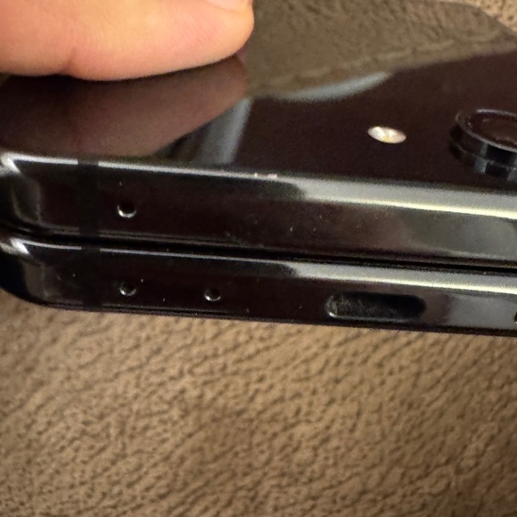 Samsung Galaxy Flip 5- 256GB - Picture 5 of 6